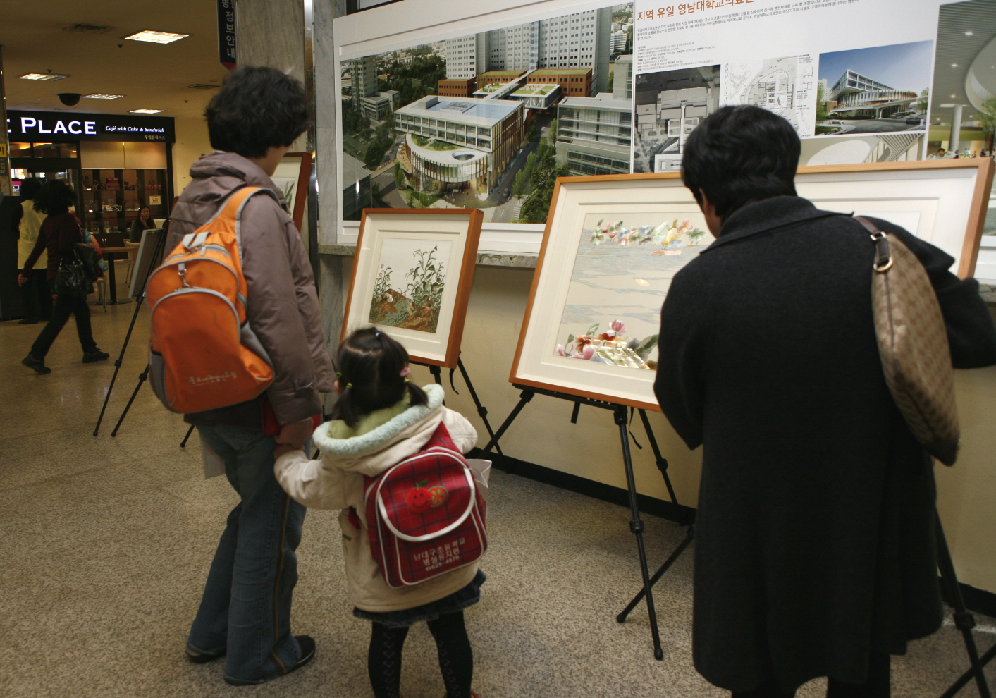 고객 자수 전시회 개최, 2011년 11월 29일~12월 2일, 병원 1층 로비, 이안자 할머니의 자수작품 15점 전시