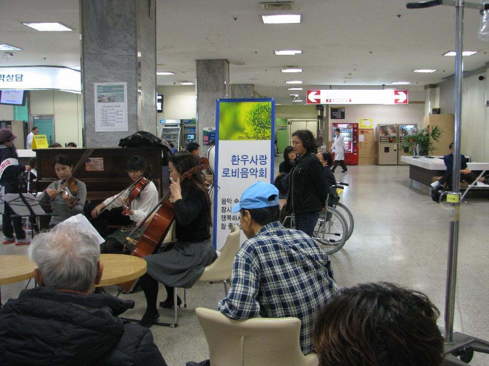 2011년 12월 7일(수) 오후 12시 30분 영남대학교 병원 1층 로비에서 열린 로비음악회(Gen-X 피아노 3중주) 모습입니다.