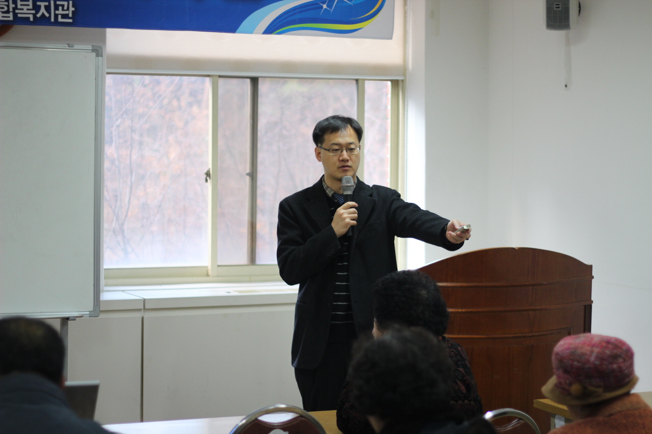 2011년 12월 9일(금) 오전 10시 대구광역시 노인종합복지관 2층에서 열린 고객 찾아가는 건강강좌 - 고혈압과 심장질환 사진입니다.