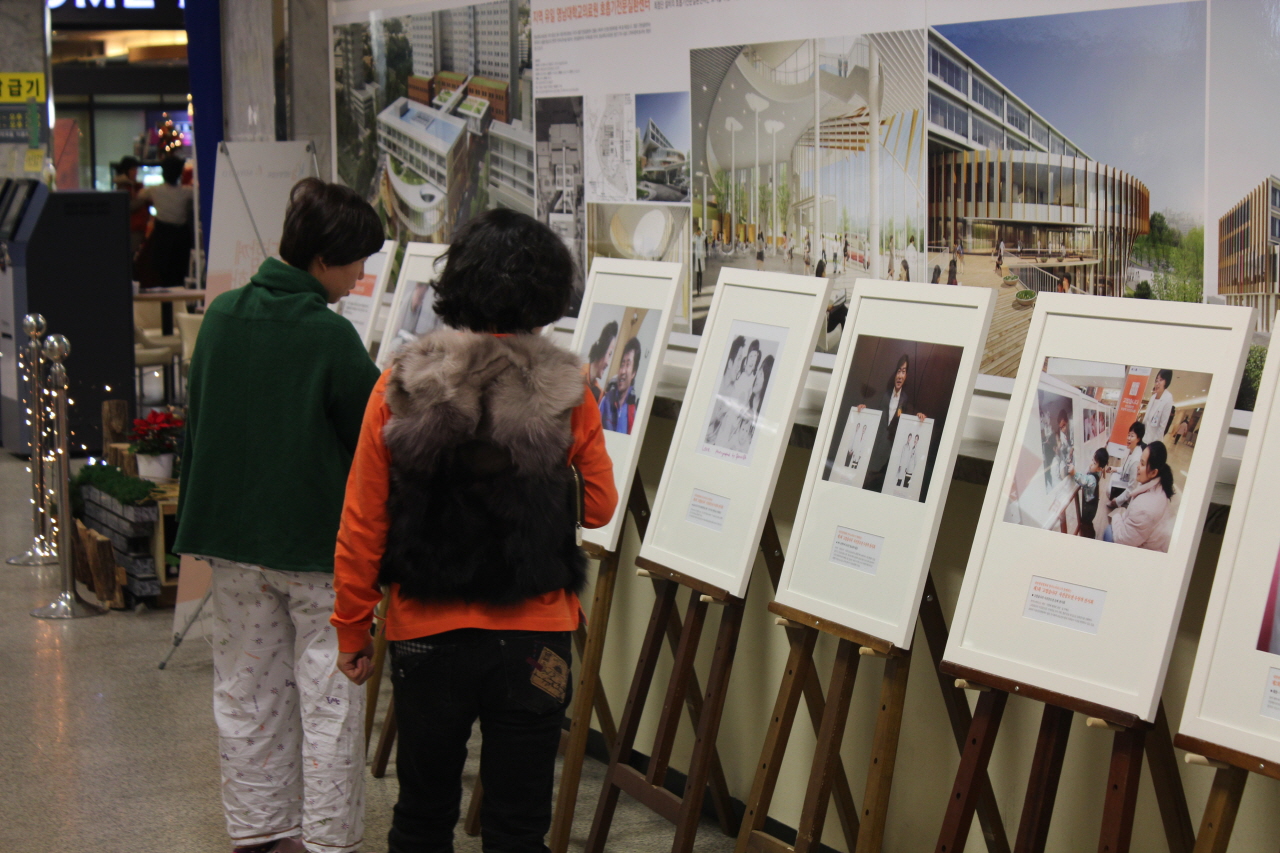 2011. 12. 19(월) 영남대학교병원 본관 1층 로비에서 열린 <고맙습니다.-사진공모전> 수상작 전시 사진입니다.