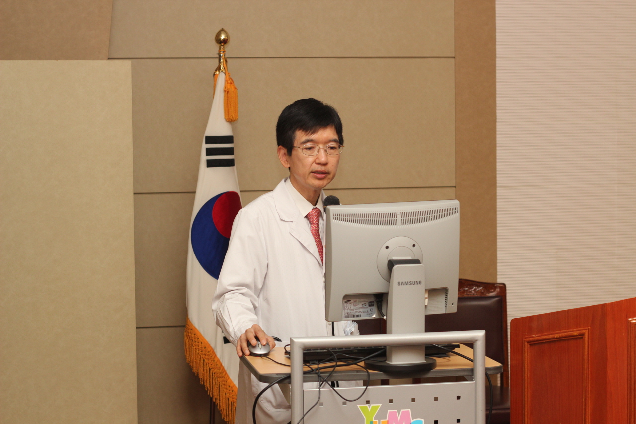 2011년 12월 20일(화) 오후 1시 30분 영남대학교병원 1층 이산대강당에서 열린 2011 만성 콩팥병 환우를 위한 시민 공개 강좌 사진입니다.