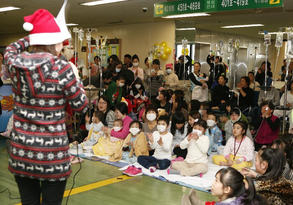 성탄맞이 소아청소년과 병동 문화공연, 2011년 12월 23일 오후 4시, 42병동 로비, 푸르뫼와 남흥교회 봉사단의 노래와 율동, 꽁트 등 문화공연 개최