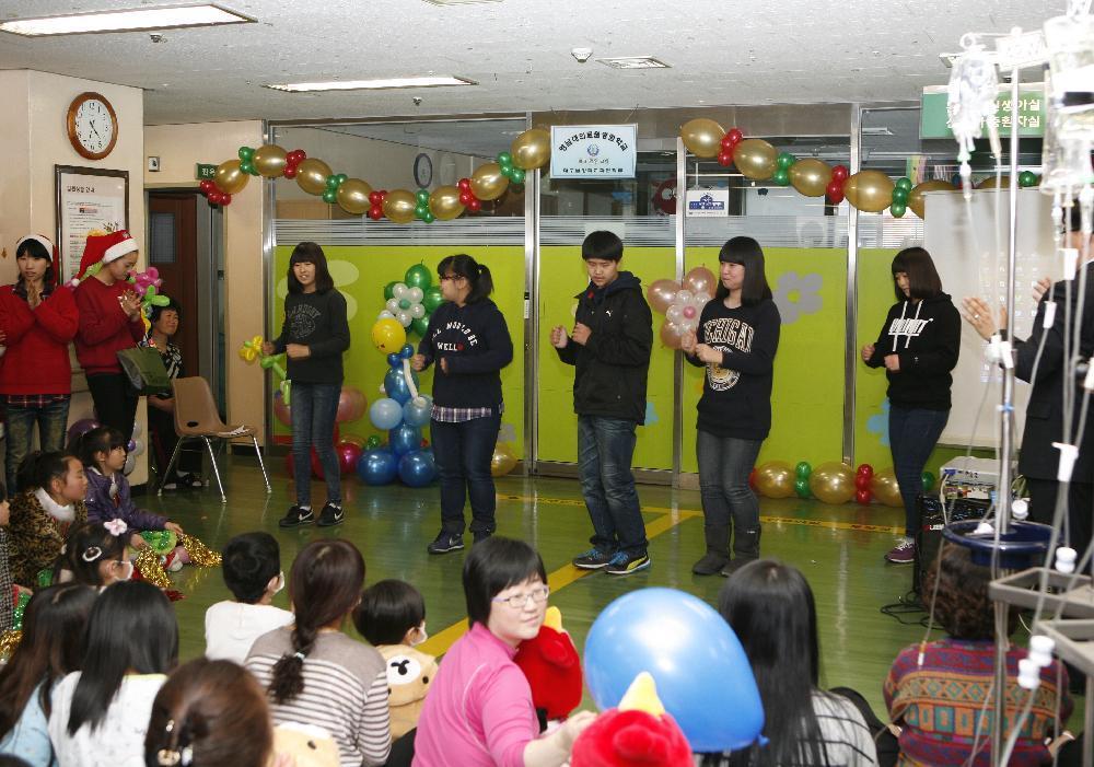 성탄맞이 소아청소년과 병동 문화공연, 2011년 12월 23일 오후 4시, 42병동 로비, 푸르뫼와 남흥교회 봉사단의 노래와 율동, 꽁트 등 문화공연 개최