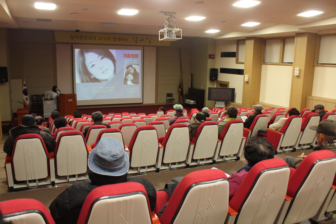  2011년 12월 28일(수) 오후 1시 영남대학교병원 1층 이산대강당에서 열린 제119회 암교실 사진입니다. 