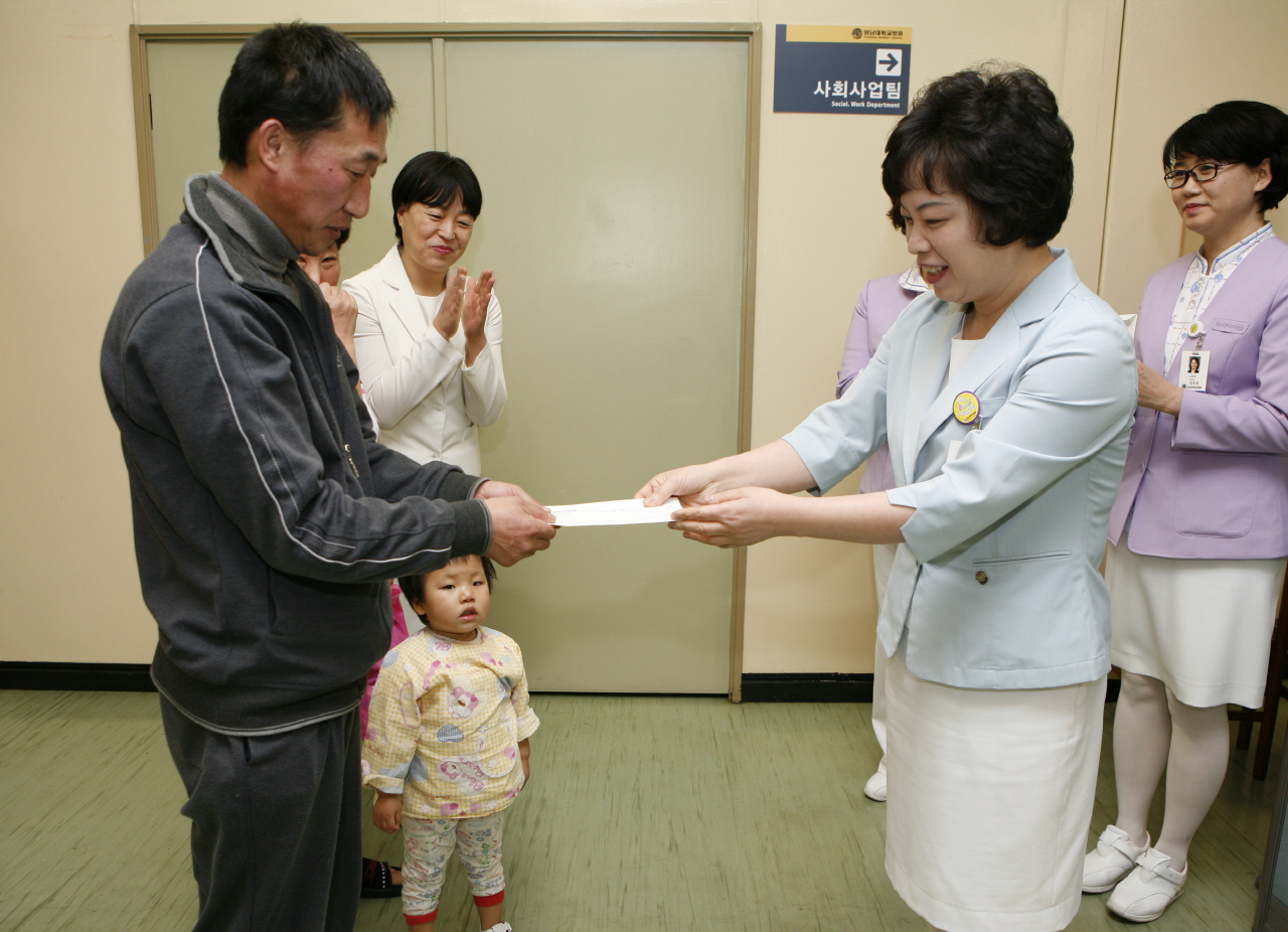 병원 간호사들의 모임인 백영회, 난치병 불우어린이 2명에게 성금 전달, 2011년 12월 30일 오후 3시, 사회사업팀, 각각 50만원씩 수령