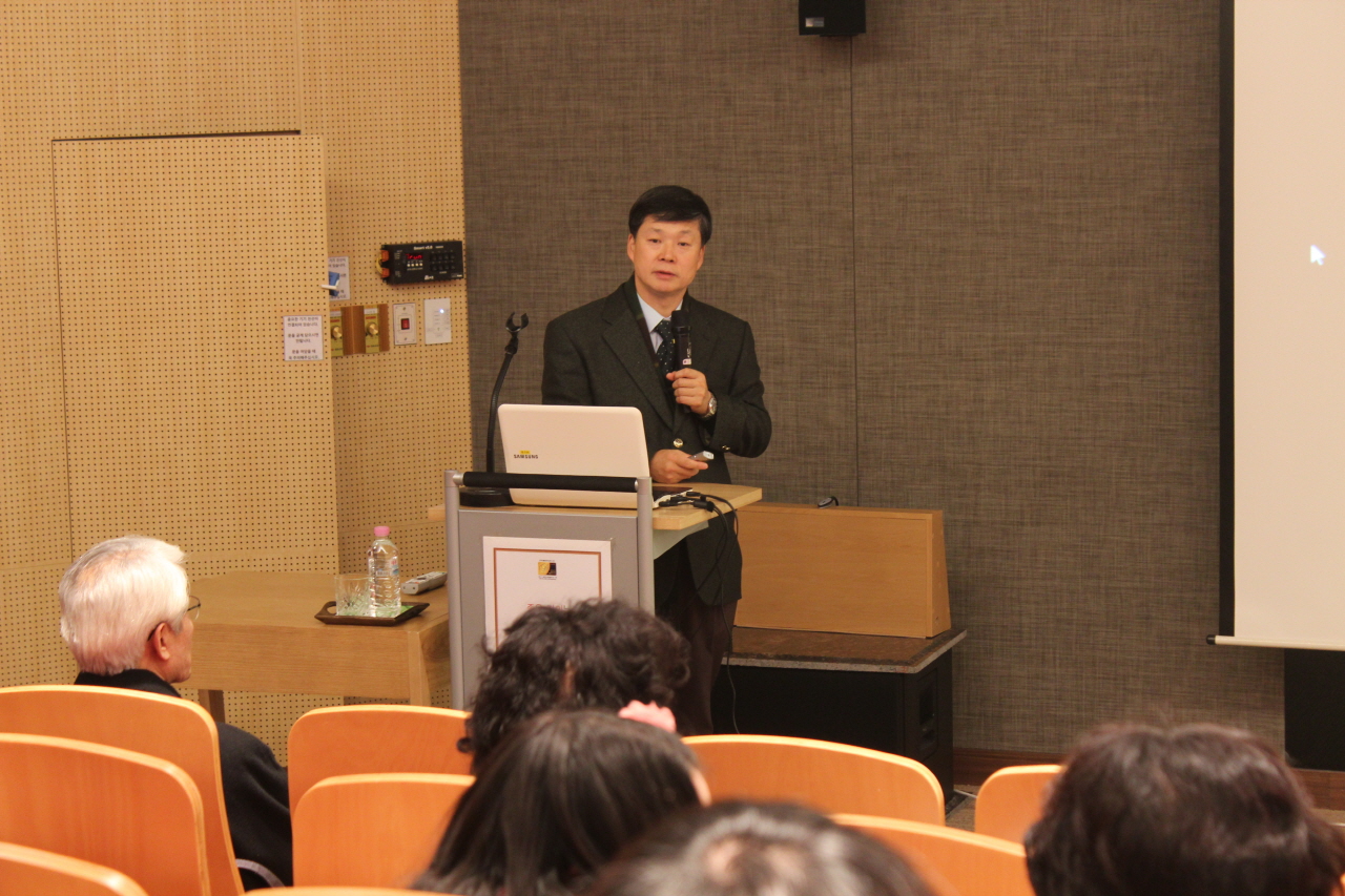 2012년 1월 4일(수) 낮 12시 30분 현대백화점 8층 문화센터에서 열린 이경희 교수의 암의 예방 및 조기 진단과 치료 건강강좌 사진입니다. 