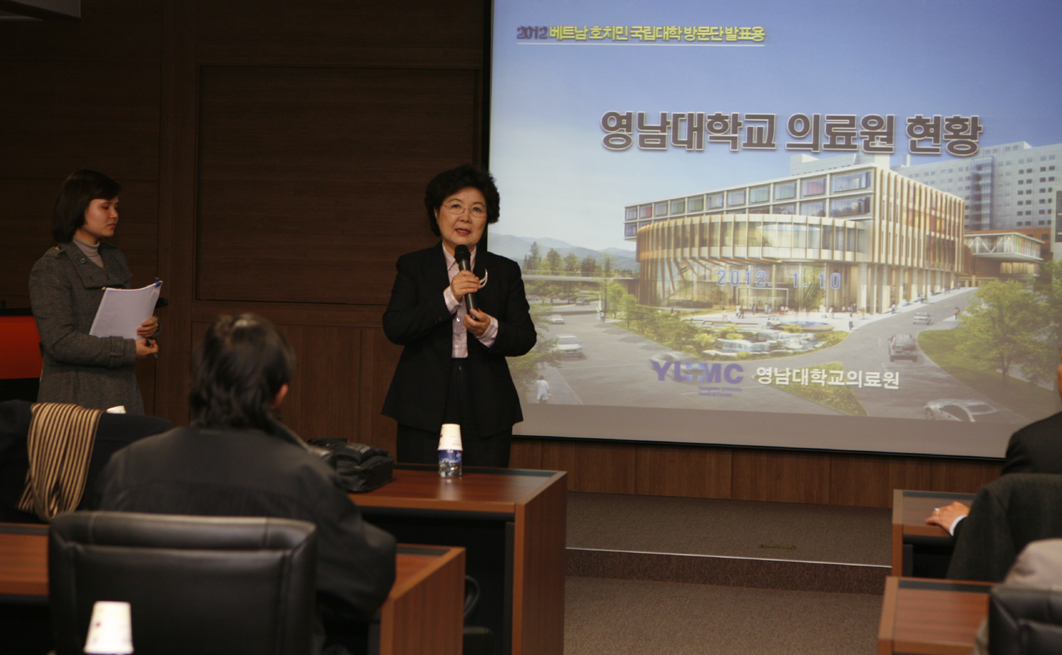 베트남 호치민 국립대 부총장 일행 11명 의료원 방문, 2012년 1월 10일 오후 5시 30분, 의과대학 교수회의실, 의료원 현황 브리핑과 질의 및 응답