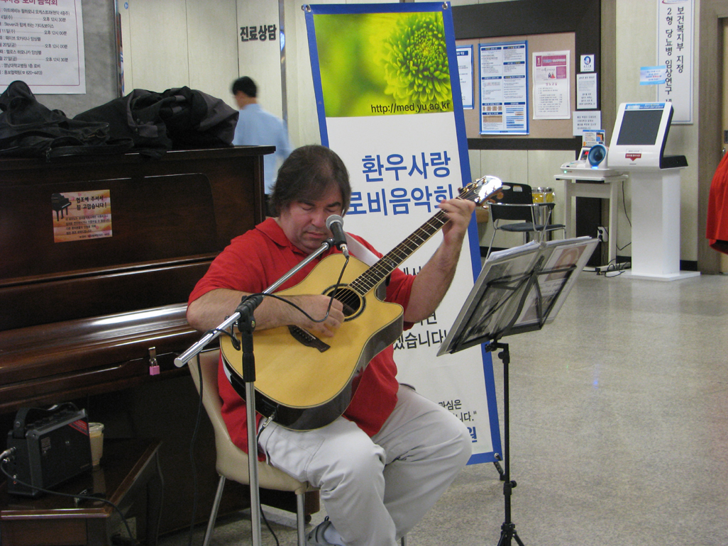 고객사랑 로비 음악회 개최, 2012년 1월 11일 낮 12시, 병원 1층 로비, 스티븐 교수와 함께하는 기타 & 보이스 공연