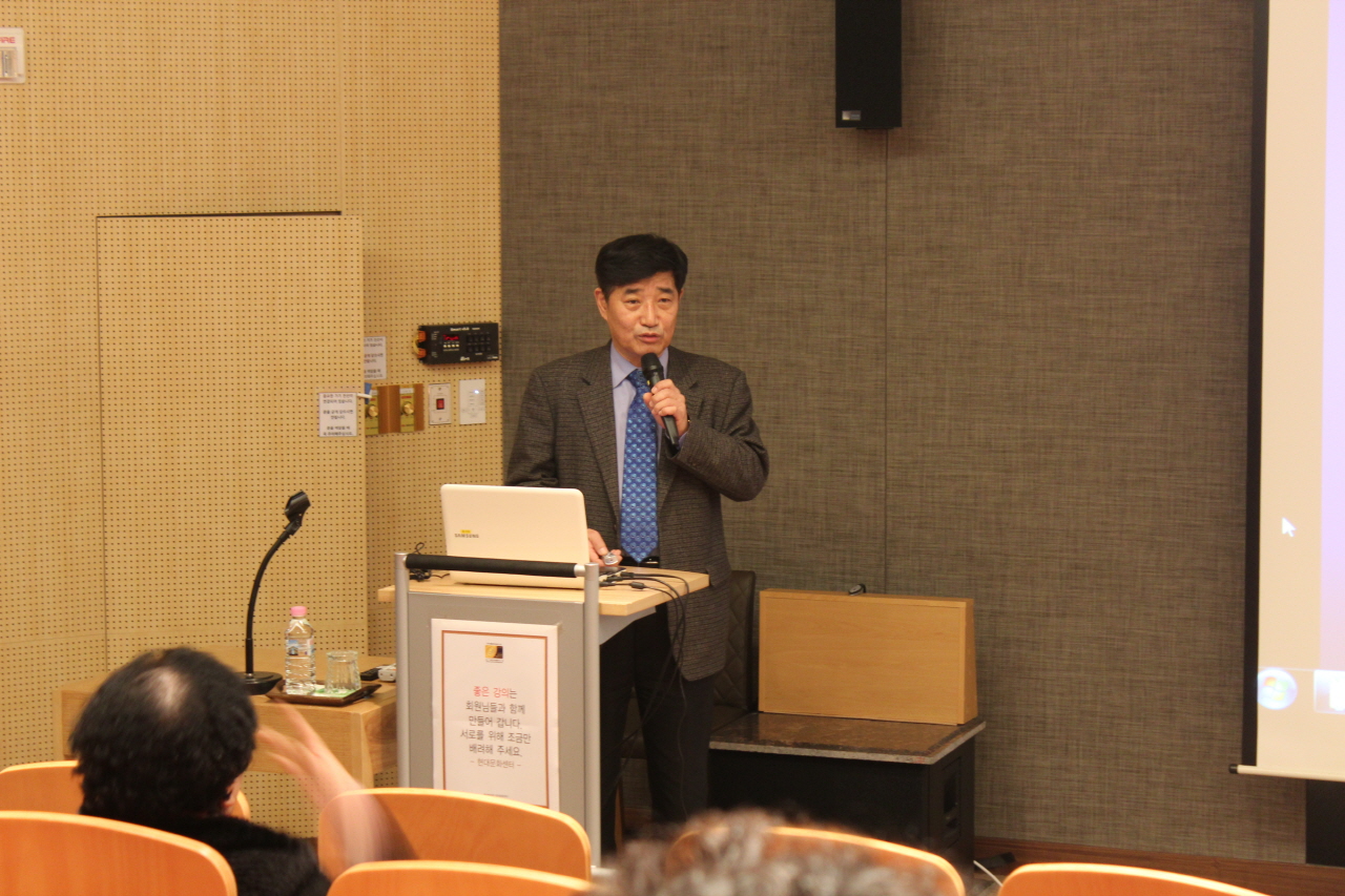 2012년 1월 18일(수) 낮 12시 30분 현대백화점 8층 문화센터에서 열린 이수정 교수의 유방암 건강강좌 사진입니다.