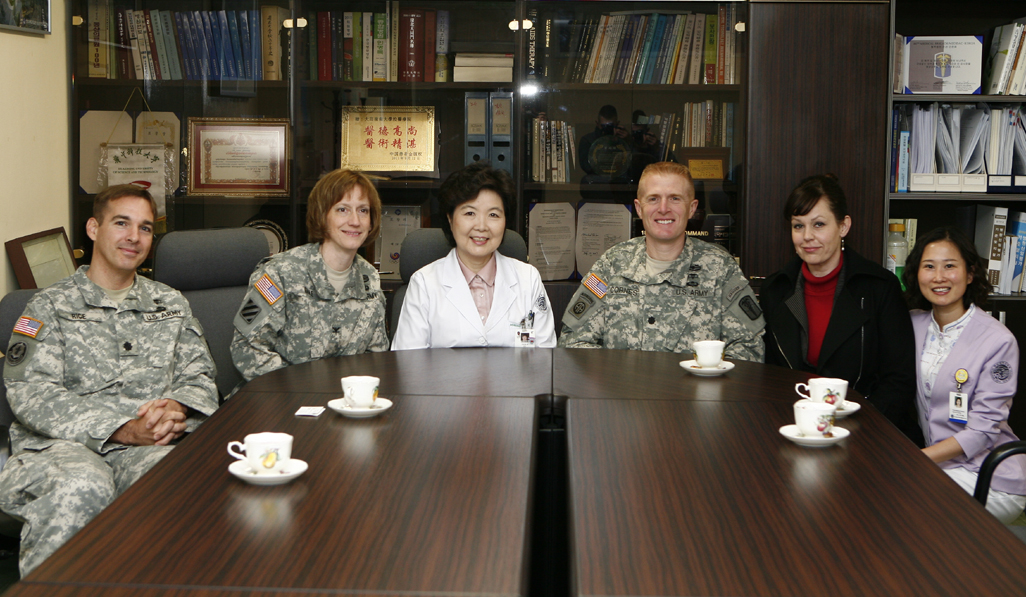 주한미군 캠프워커 내 의료봉사 지원활동에 대한 감사패 수여, 2012년 1월 27일 오전 11시, 의료원장실
