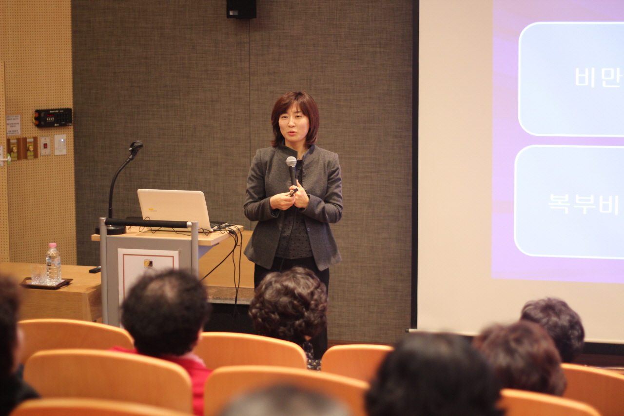 2012년 2월 15일(수) 낮 12시 30분 현대백화점 8층 문화센터에서 열린 이근미 교수의 비만탈출 건강강좌 사진입니다.