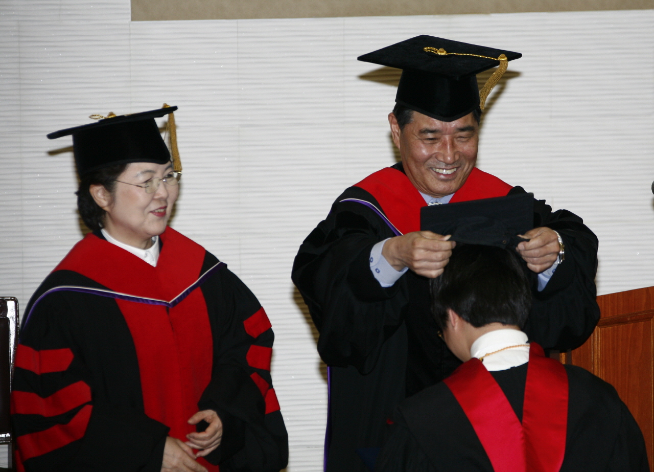의과대학, 제28회 학위수여식 거행, 2012년 2월 22일 오전 10시, 이산대강당, 의학과 4학년 80명 대상
