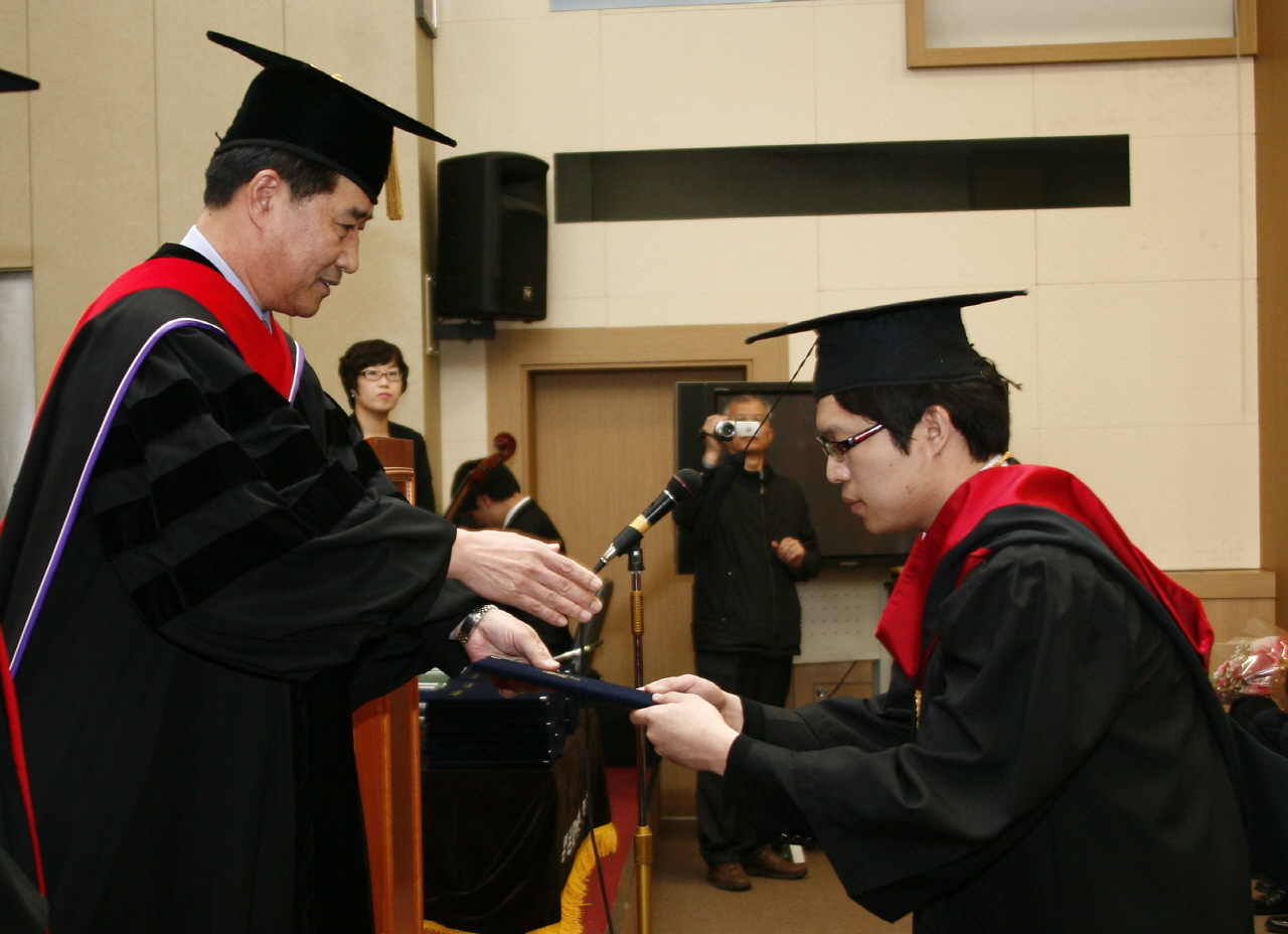 의과대학, 제28회 학위수여식 거행, 2012년 2월 22일 오전 10시, 이산대강당, 의학과 4학년 80명 대상