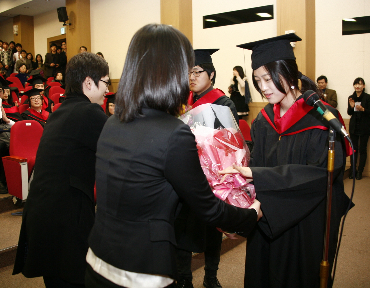 의과대학, 제28회 학위수여식 거행, 2012년 2월 22일 오전 10시, 이산대강당, 의학과 4학년 80명 대상