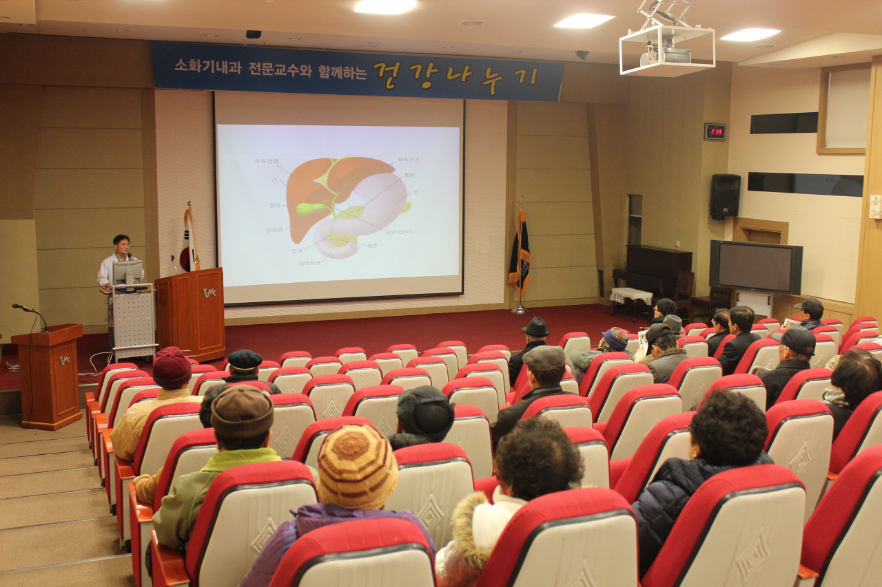2012년 2월 24일(금) 오후 2시 병원 1층 이산대강당에서 열린 김태년 교수의 담석증의 예방과 치료에 대한 강의 모습 사진입니다.