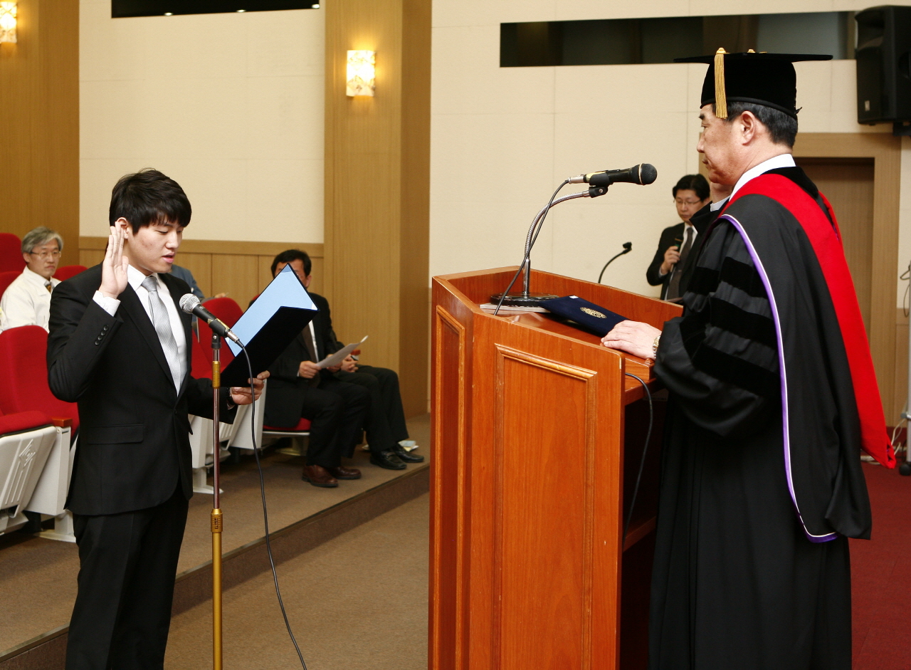 의과대학 2012학년도 의예과 입학식 거행, 2월 29일 오전 10시, 이산대강당, 입학생 38명 대상