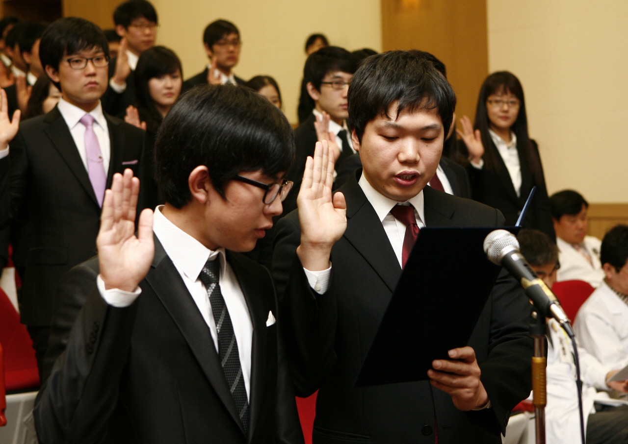 2012학년도 의과대학 의학과 진급식 및 의학전문대학원 입학식 거행, 2월 29일 오후 2시, 이산대강당, 의학과 1학년 39명 및 의전원 입학생 38명 대상