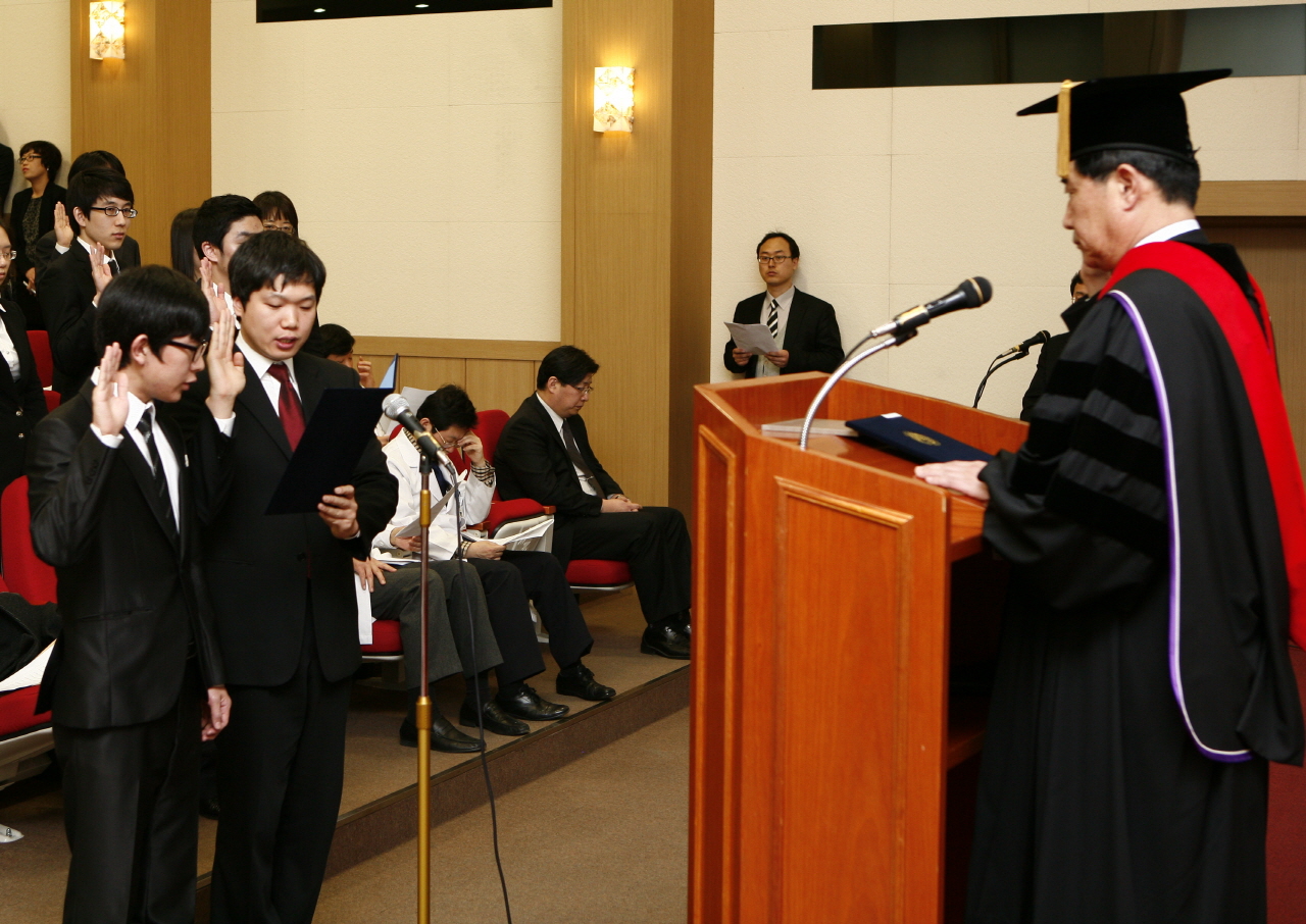 2012학년도 의과대학 의학과 진급식 및 의학전문대학원 입학식 거행, 2월 29일 오후 2시, 이산대강당, 의학과 1학년 39명 및 의전원 입학생 38명 대상