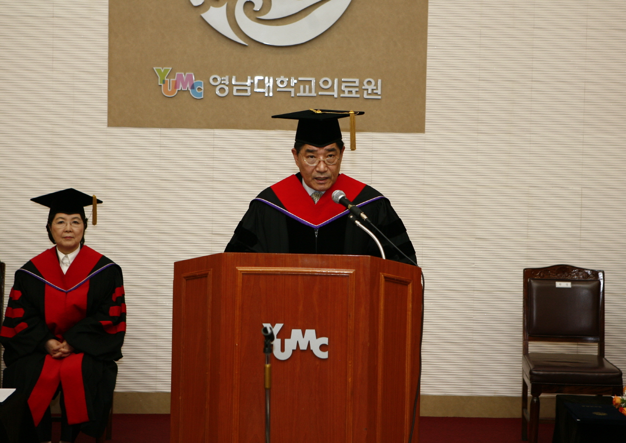 2012학년도 의과대학 의학과 진급식 및 의학전문대학원 입학식 거행, 2월 29일 오후 2시, 이산대강당, 의학과 1학년 39명 및 의전원 입학생 38명 대상