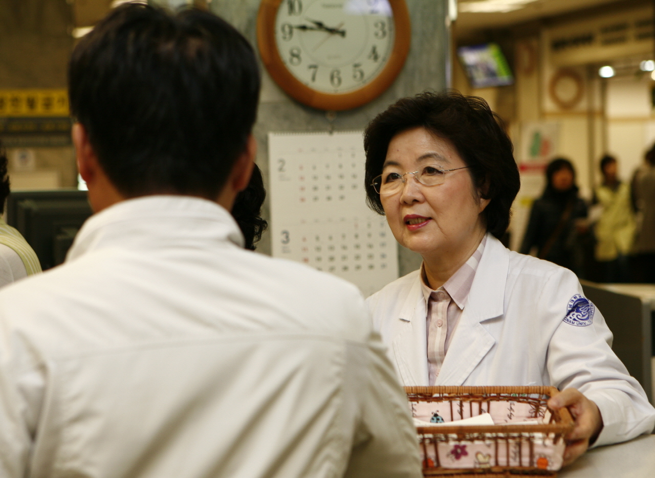 하정옥 의료원장, 안내데스크에서 직접 고객응대하면서 현장의 소리를 듣는 소통의 시간 가짐, 2012년 3월 6일 오전 9시 30분
