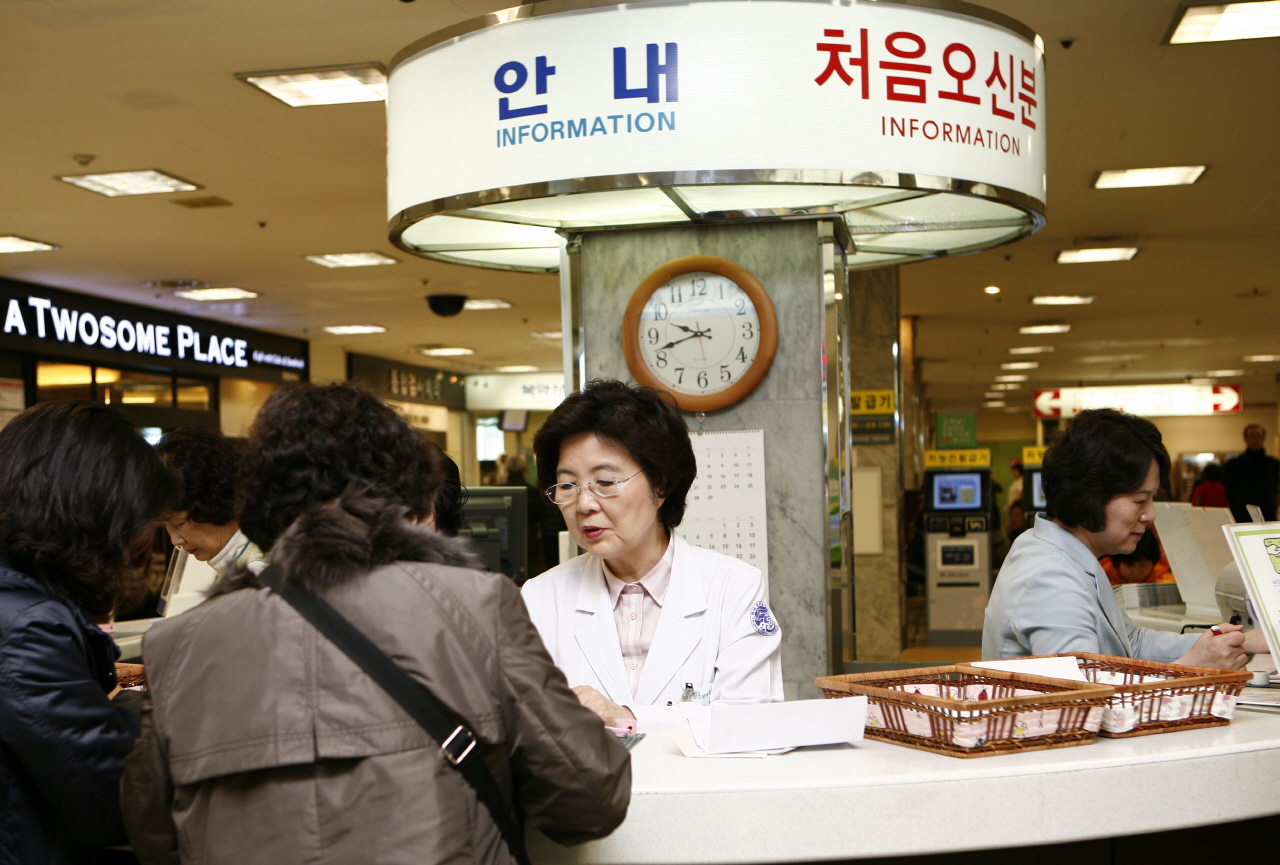 하정옥 의료원장, 안내데스크에서 직접 고객응대하면서 현장의 소리를 듣는 소통의 시간 가짐, 2012년 3월 6일 오전 9시 30분