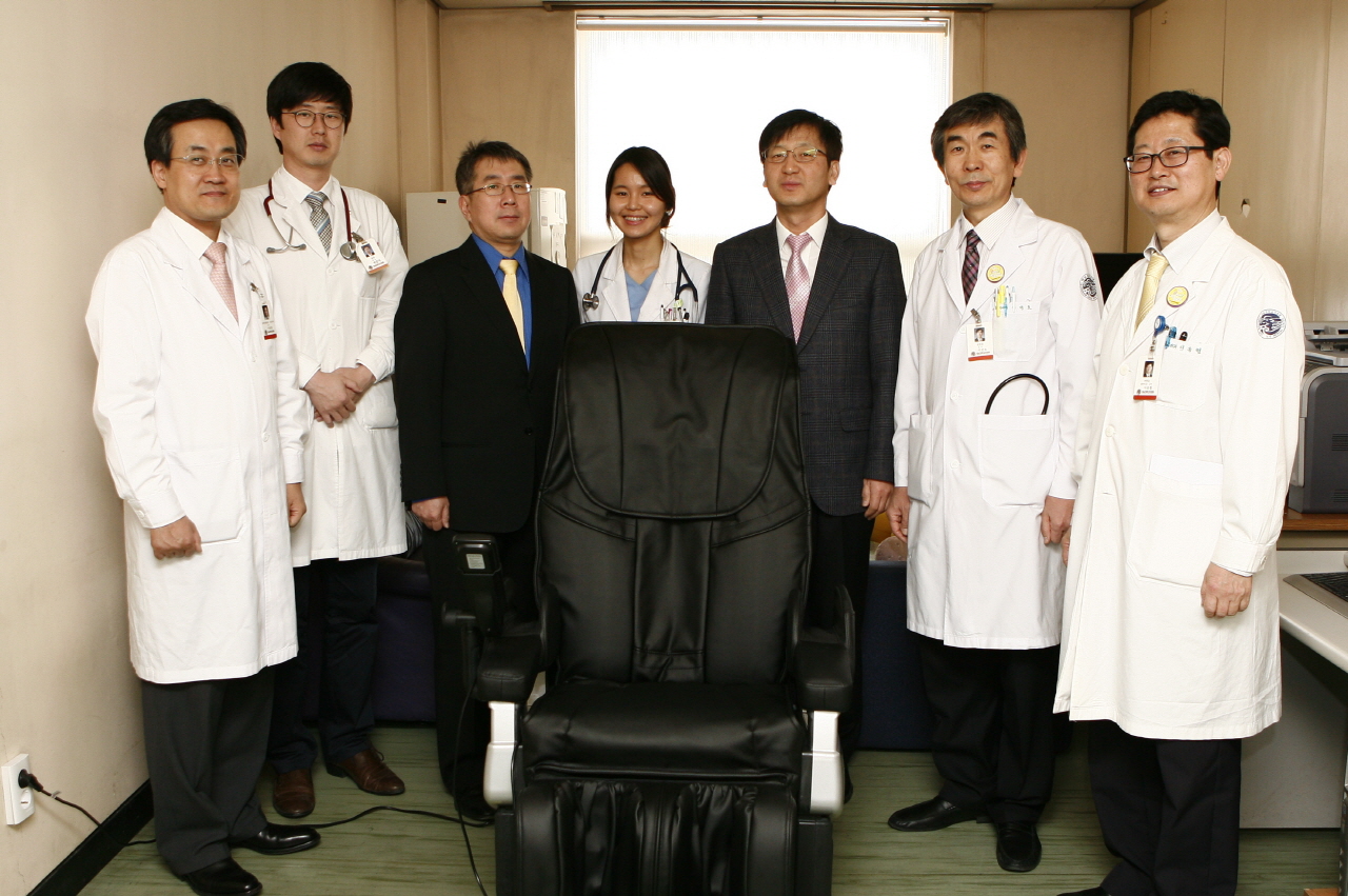 영남대 의과대학 동창회, 전공의 위한 안마의자 기증, 2012년 3월 29일 오후 1시, 서관 10층 여성 전공의 휴게실