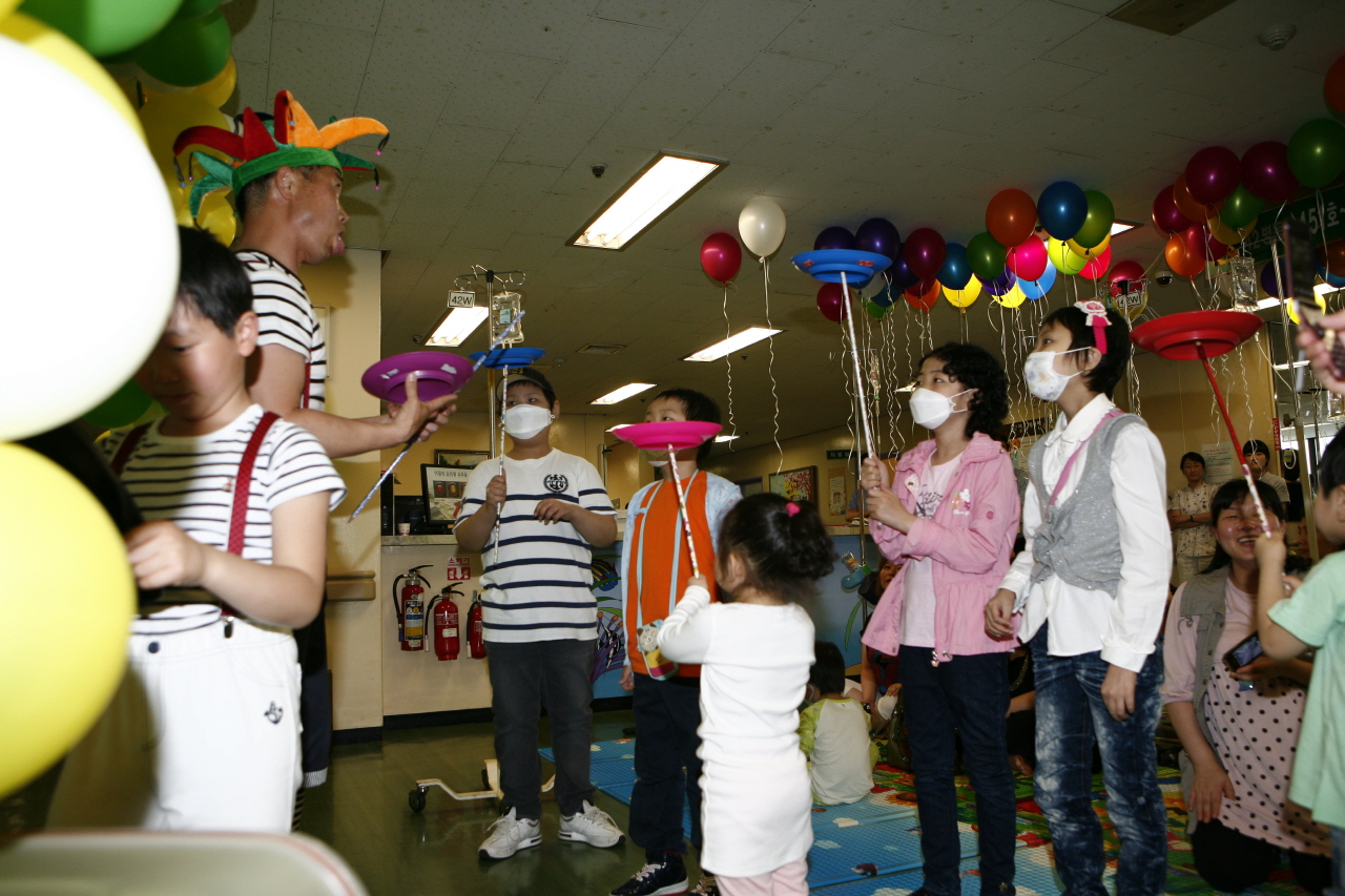 어린이날 축하 소아병동 문화공연 이벤트 개최, 2012년 5월 3일 오후 3시 30분, 42병동 로비, 매직쇼와 저글링쇼, 캐리커쳐 그리기 등 다양한 문화공연