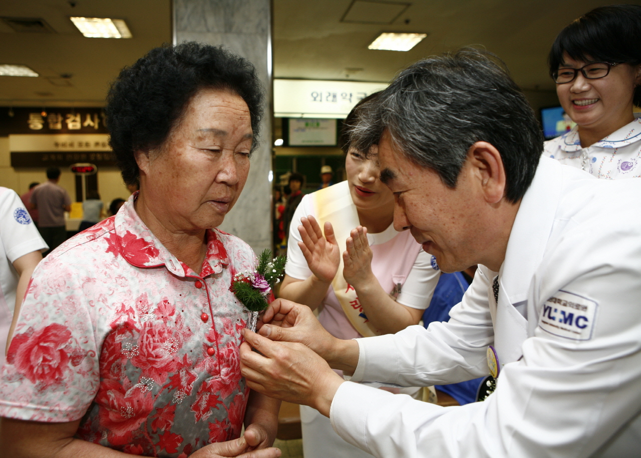 어버이날 맞이 ‘어르신 감사 효도 카네이션 달아드리기’ 실시, 2012년 5월 8일(화) 오전 10시, 병원 1층 로비 