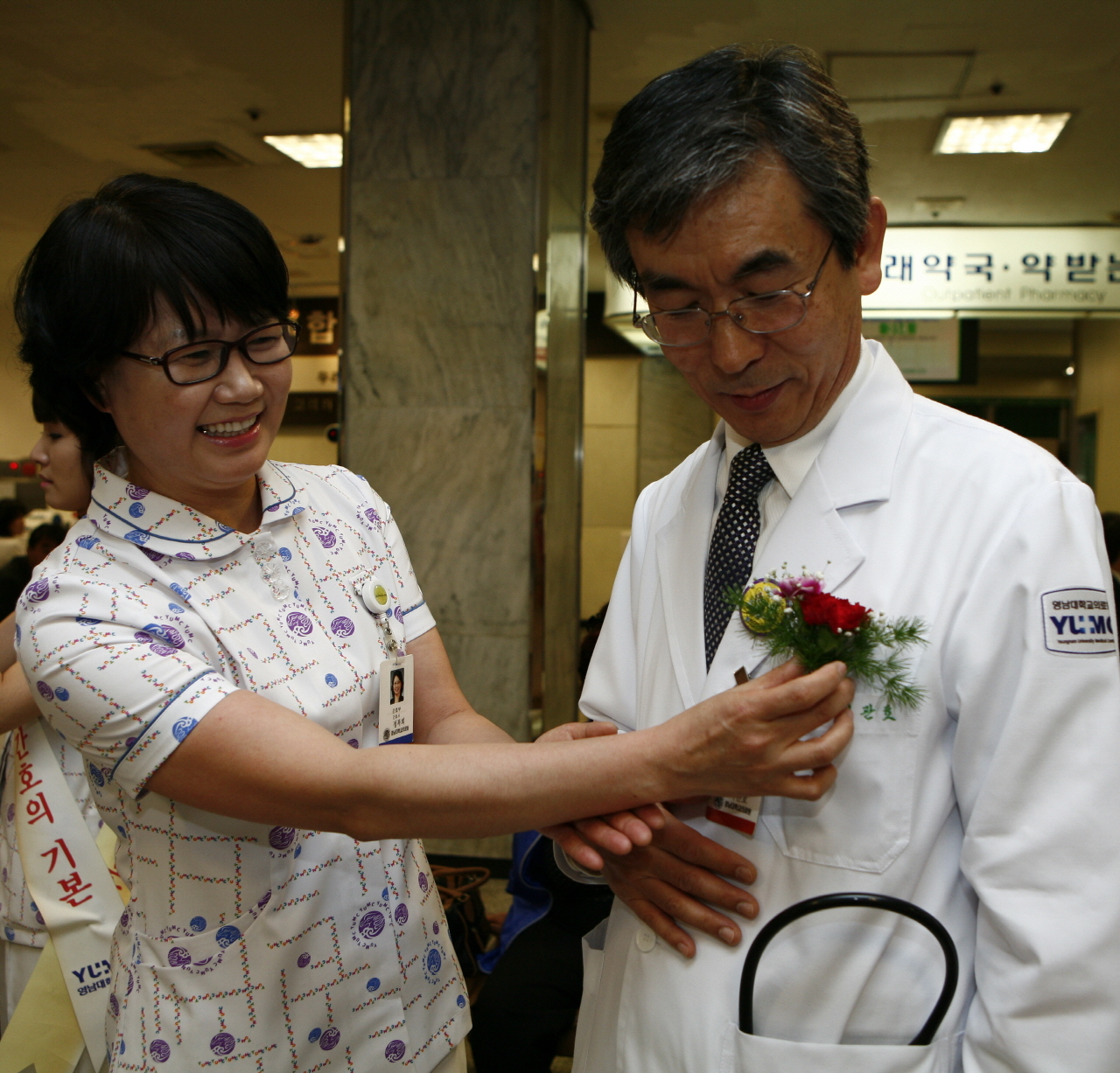 어버이날 맞이 ‘어르신 감사 효도 카네이션 달아드리기’ 실시, 2012년 5월 8일(화) 오전 10시, 병원 1층 로비