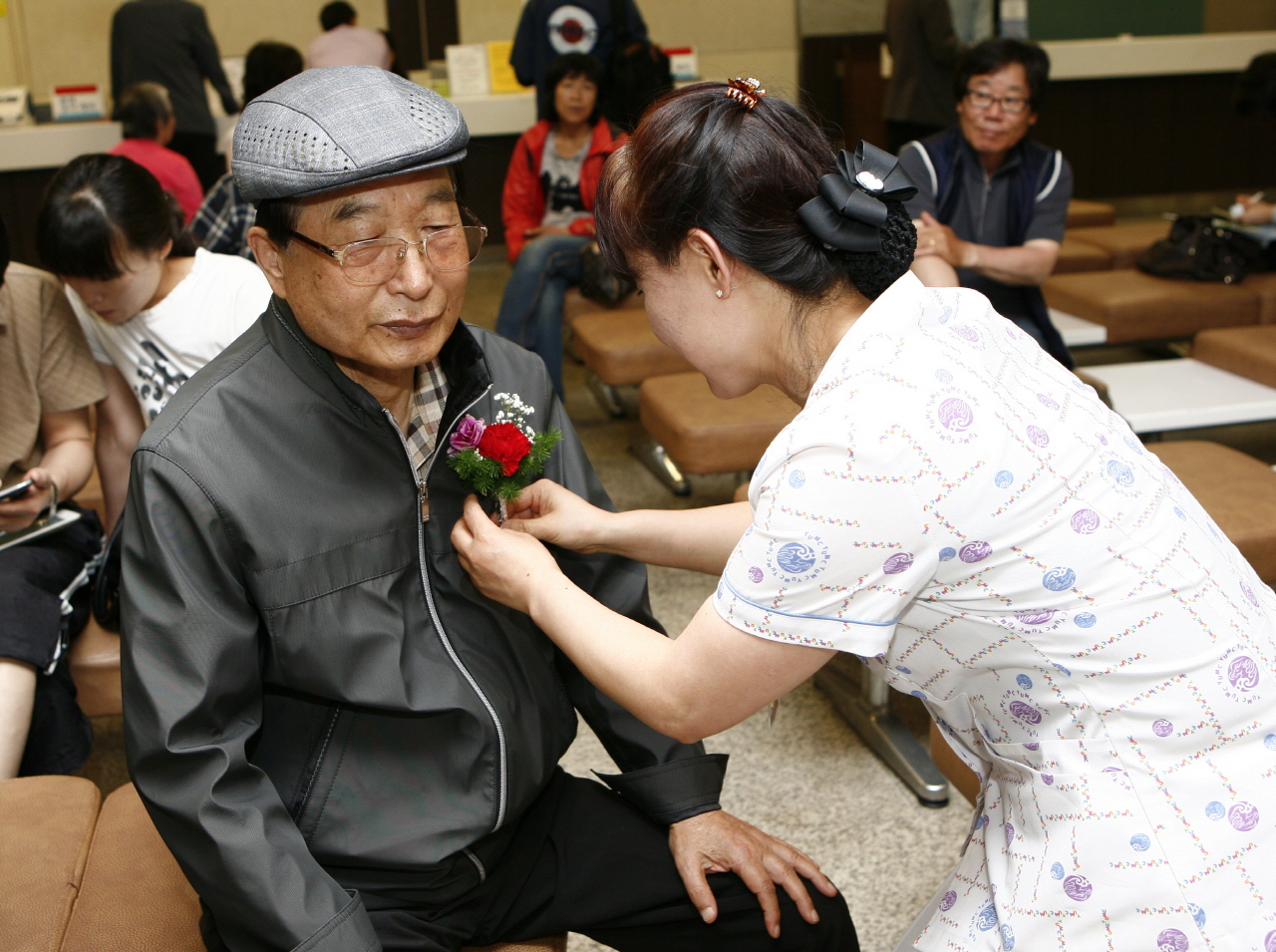 어버이날 맞이 ‘어르신 감사 효도 카네이션 달아드리기’ 실시, 2012년 5월 8일(화) 오전 10시, 병원 1층 로비