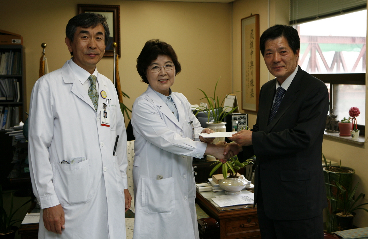 영남대학교 총동창회, 의료원 발전기금 전달, 2012년 6월 18일 오후 3시, 의료원장실