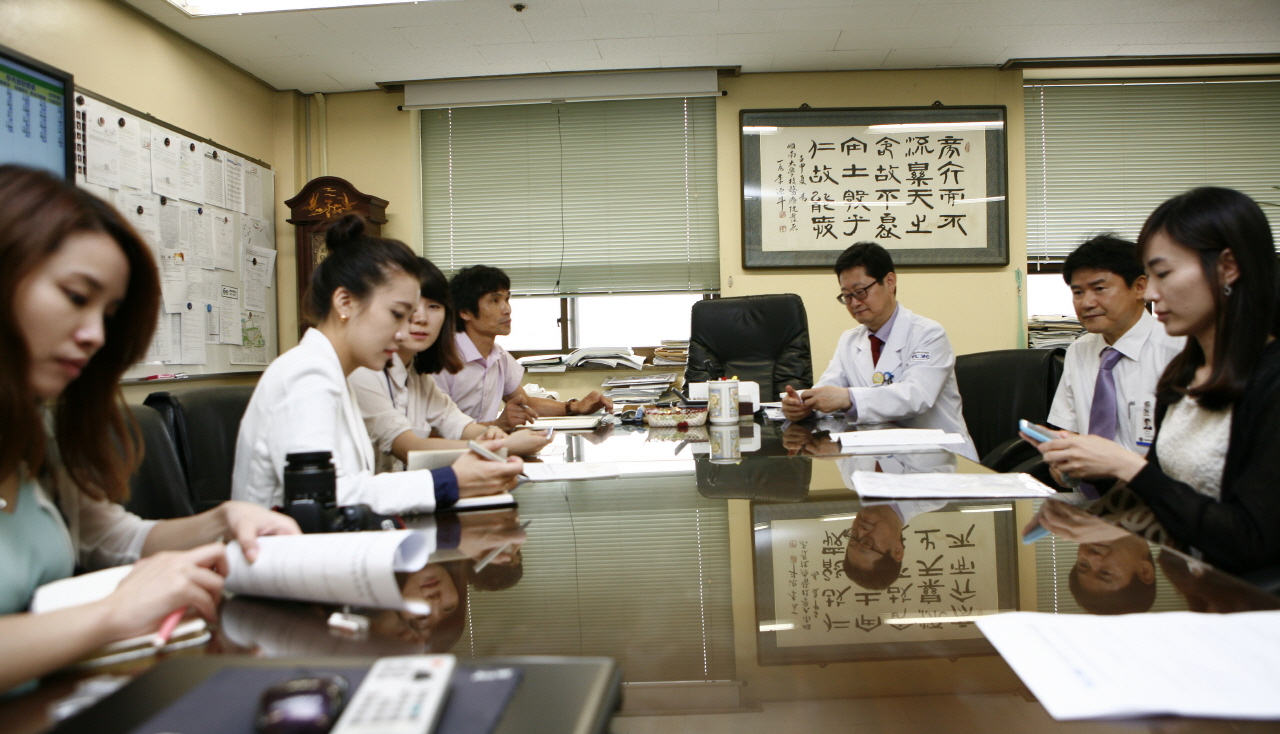 중국 귀주 여림항여행서비스유한공사 일행 3명 방문, 2012년 6월 20일 오전 9시 30분, 여러 센터 견학