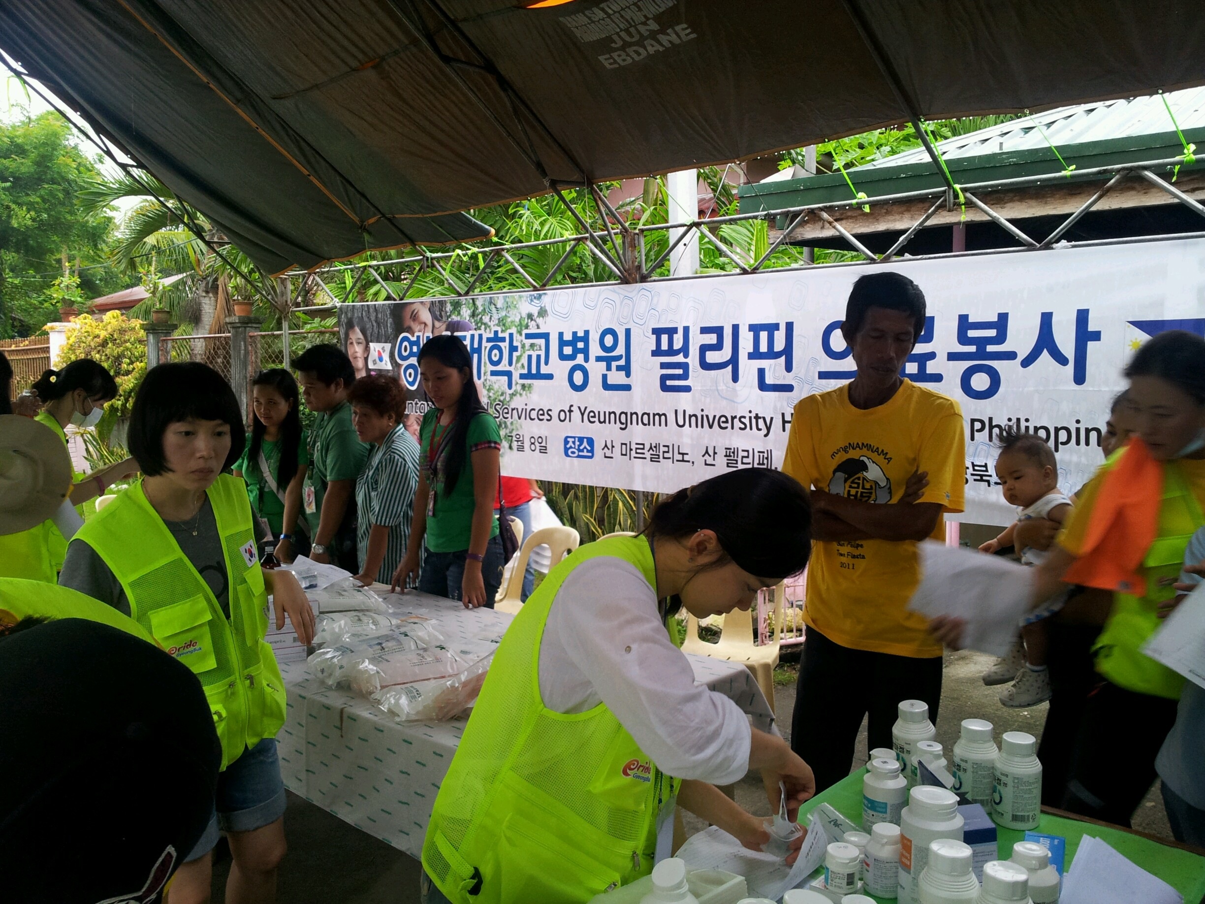 2012년 경상북도 새마을 해외의료봉사 참가 필리핀 오지 진료모습