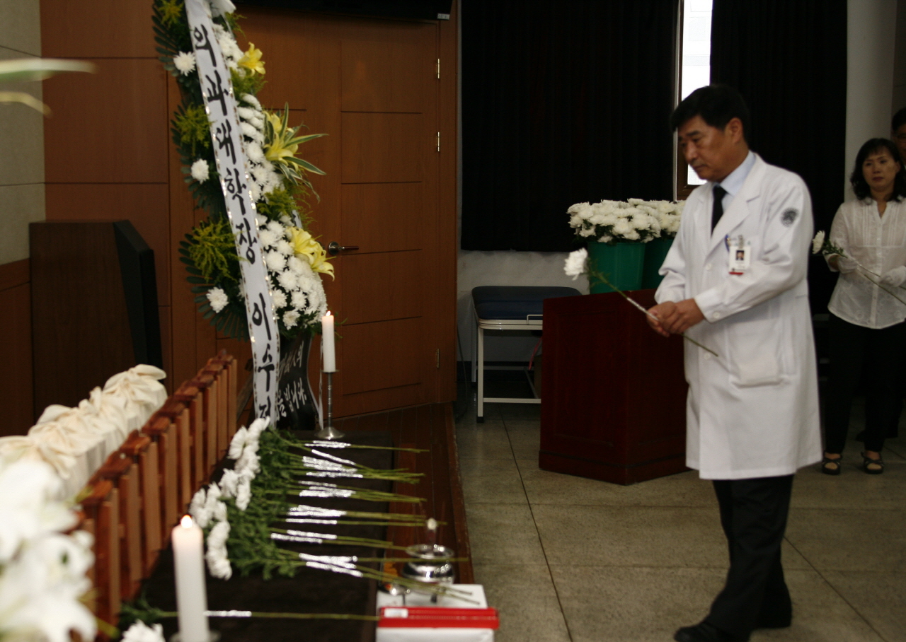 2012년 시신기증인 위령제 거행, 7월 12일 오전 10시, 의대 강의동 1층 죽성강의실