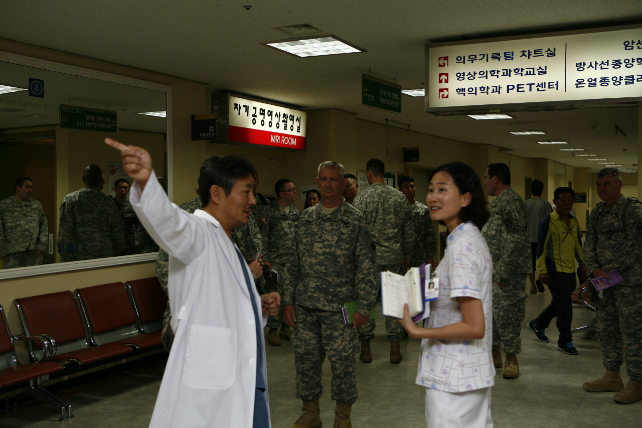 미군 고위급 의료진 병원 방문, 2012년 8월 17일 낮 1시 30분, 응급실 및 각종 첨단장비 견학, 대구 미군부대 2명이 미국현지와 용산 미군부대 고위급 의료진 13명 안내