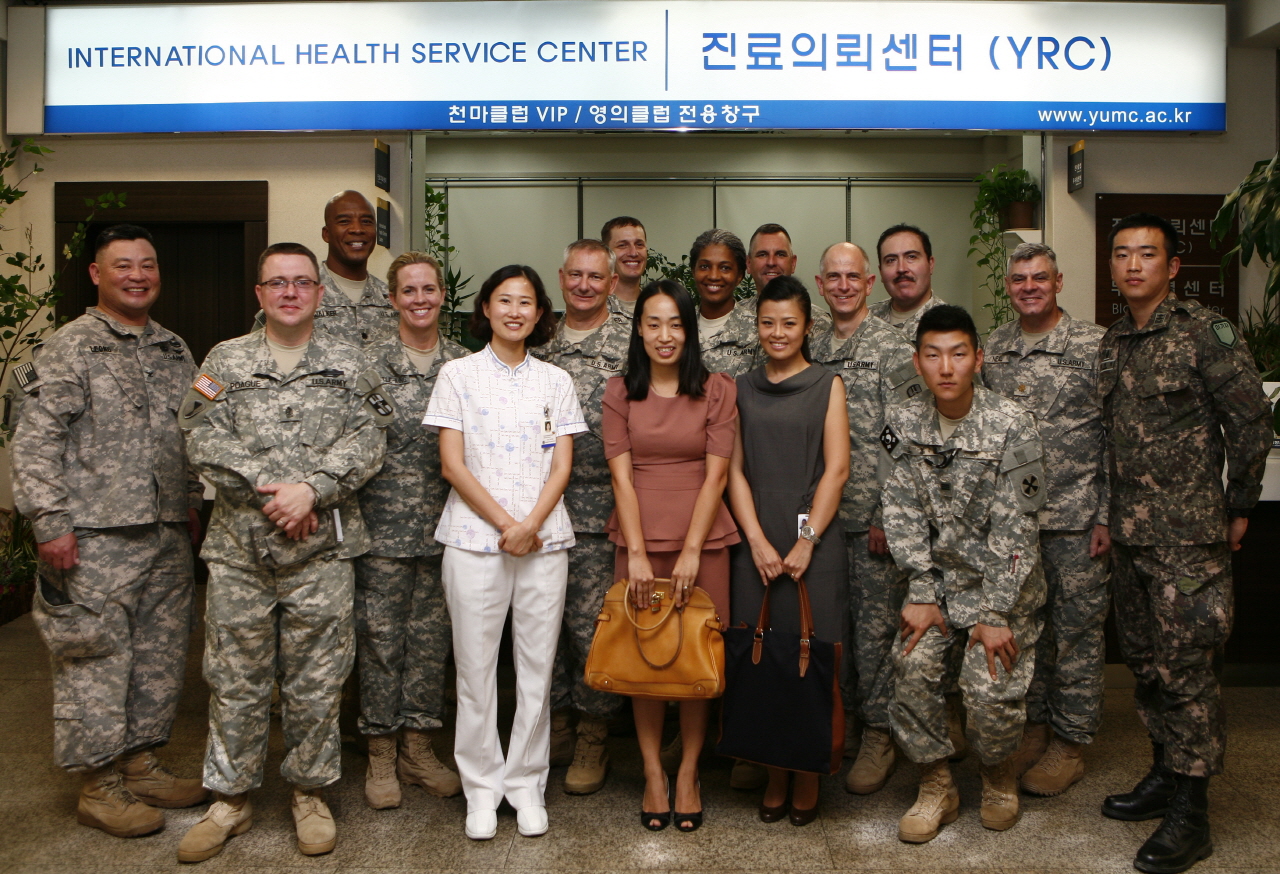 미군 고위급 의료진 병원 방문, 2012년 8월 17일 낮 1시 30분, 응급실 및 각종 첨단장비 견학, 대구 미군부대 2명이 미국현지와 용산 미군부대 고위급 의료진 13명 안내