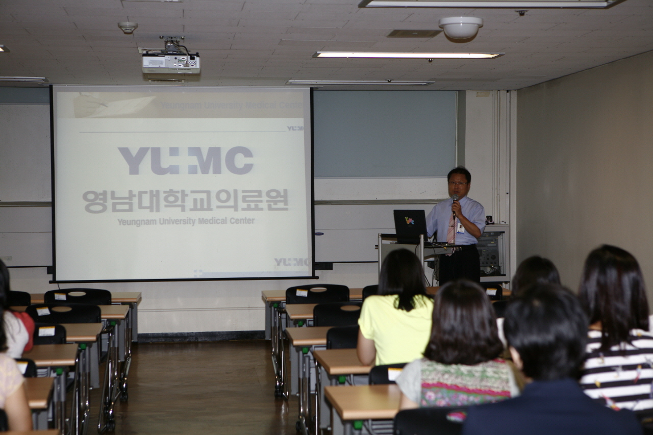 제2기 수성구 의료관광 아카데미 수강생 20여 명 병원 견학, 2012년 8월 20일 오후 2시, 병원현황 청취 후 전문센터와 각종 첨단장비 견학