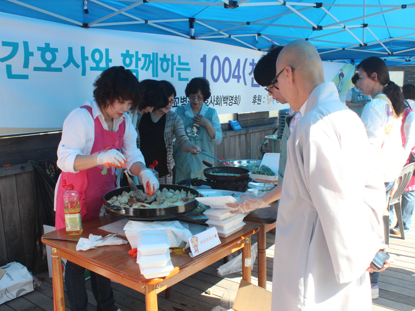 간호사회(백영회) 주최 2012년 천사데이 행사 개최, 10월 4일 오전 10시, 주차타워 앞 쉼터 및 각 병동 및 외래, 의료봉사 및 바자회 실시