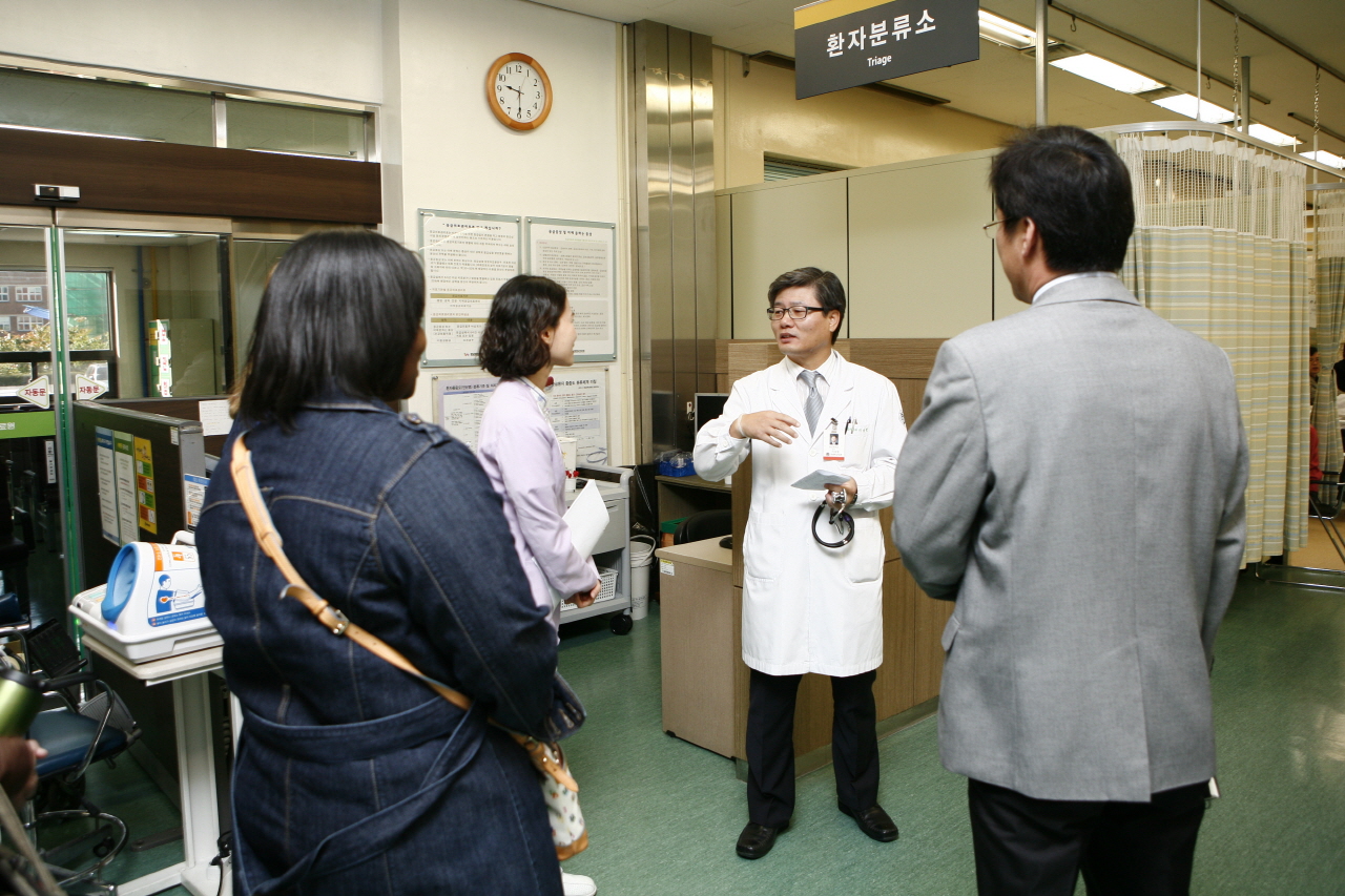 미군 부대 현역군인 가족 병원 방문, 2012년 10월 18일 오전 9시, 병원현황 브리핑 후 각종 의료시설 및 첨단장비 견학