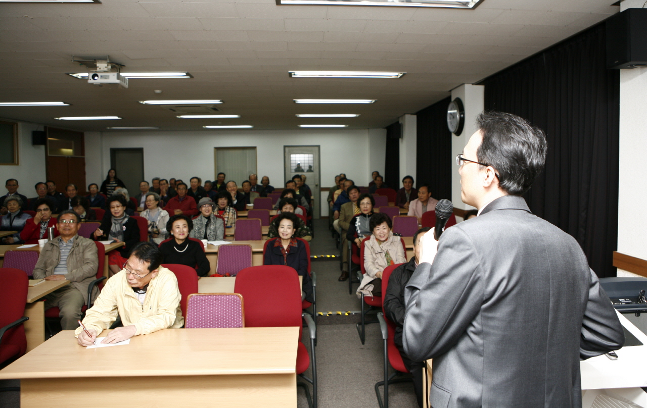 영남이공대학교 천마 re-Life 자치대학 특강, 2012년 10월 18일 오전 10시, 평생교육원 인애관, 장우혁 안과 교수의 노년 황반변성 강연