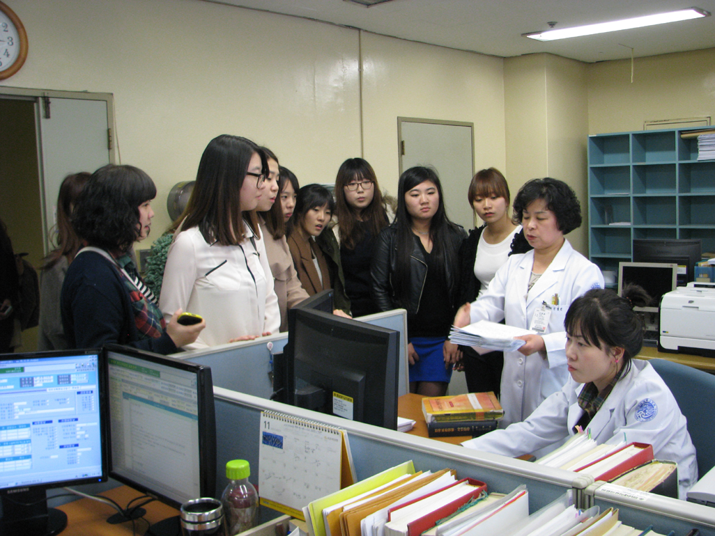 경남도립거창대학 보건의료행정과 재학생 50명 병원 방문, 2012년 11월 9일 오후 3시, 병원현황 브리핑 청취 후 각 부서 견학