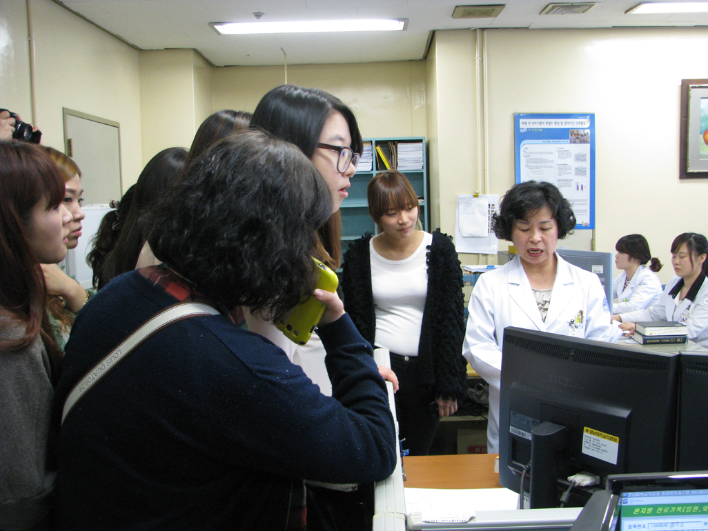 경남도립거창대학 보건의료행정과 재학생 50명 병원 방문, 2012년 11월 9일 오후 3시, 병원현황 브리핑 청취 후 각 부서 견학