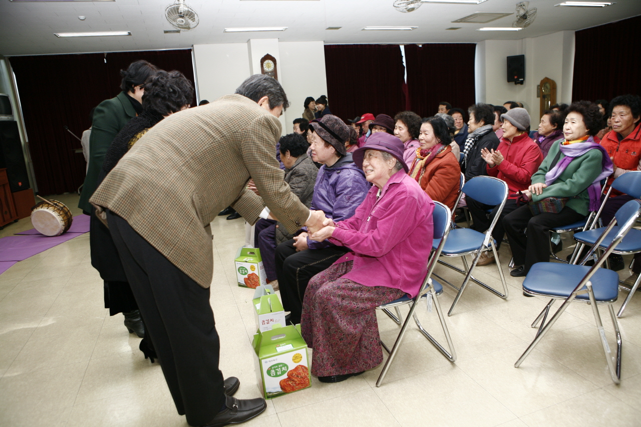 대명5동 홀몸어르신 김치 전달 및 다과회 개최, 2012년 11월 28일 오후 4시, 대명5동 동사무소 강당