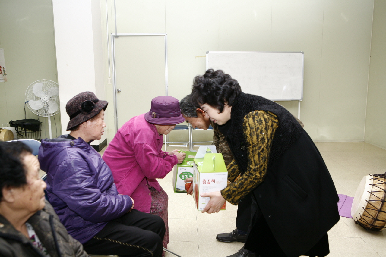 대명5동 홀몸어르신 김치 전달 및 다과회 개최, 2012년 11월 28일 오후 4시, 대명5동 동사무소 강당