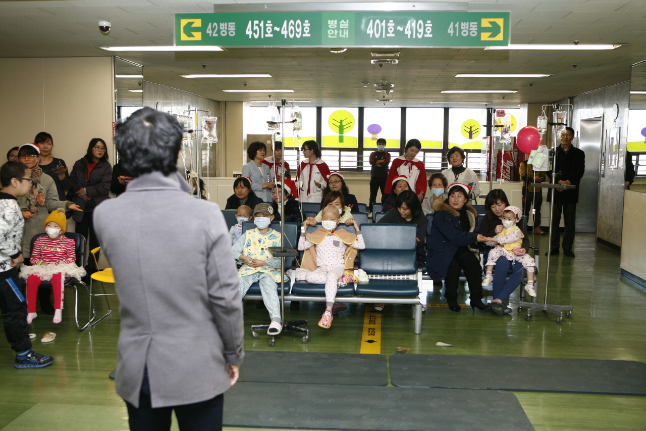 아픈 어린이 위로하는 ‘소아병동 성탄맞이 문화공연’ 개최, 2012년 12월 24일 오후 3시, 남흥교회 봉사단의 노래, 율동, 퀴즈풀이, 선물 제공