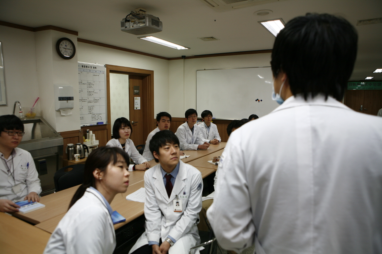 2013학년도 신규 인턴 오리엔테이션 실시, 2월 20일 오전 9시, 임상수기교육센터에서의 임상수기실습