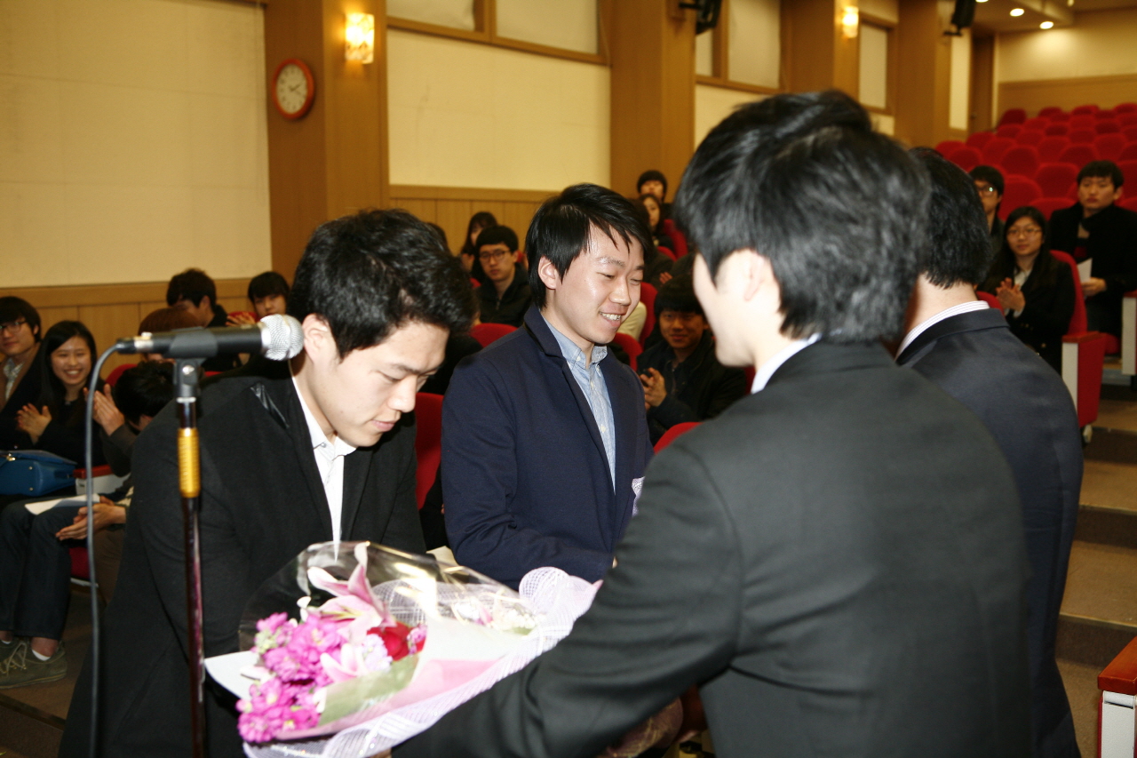 2013학년도 의학전문대학원 입학식 및 의과대학 의학과 진급식 거행, 2013년 2월 28일 오후 2시, 이산대강당, 신입생 38명과 진급생 37명 대상
