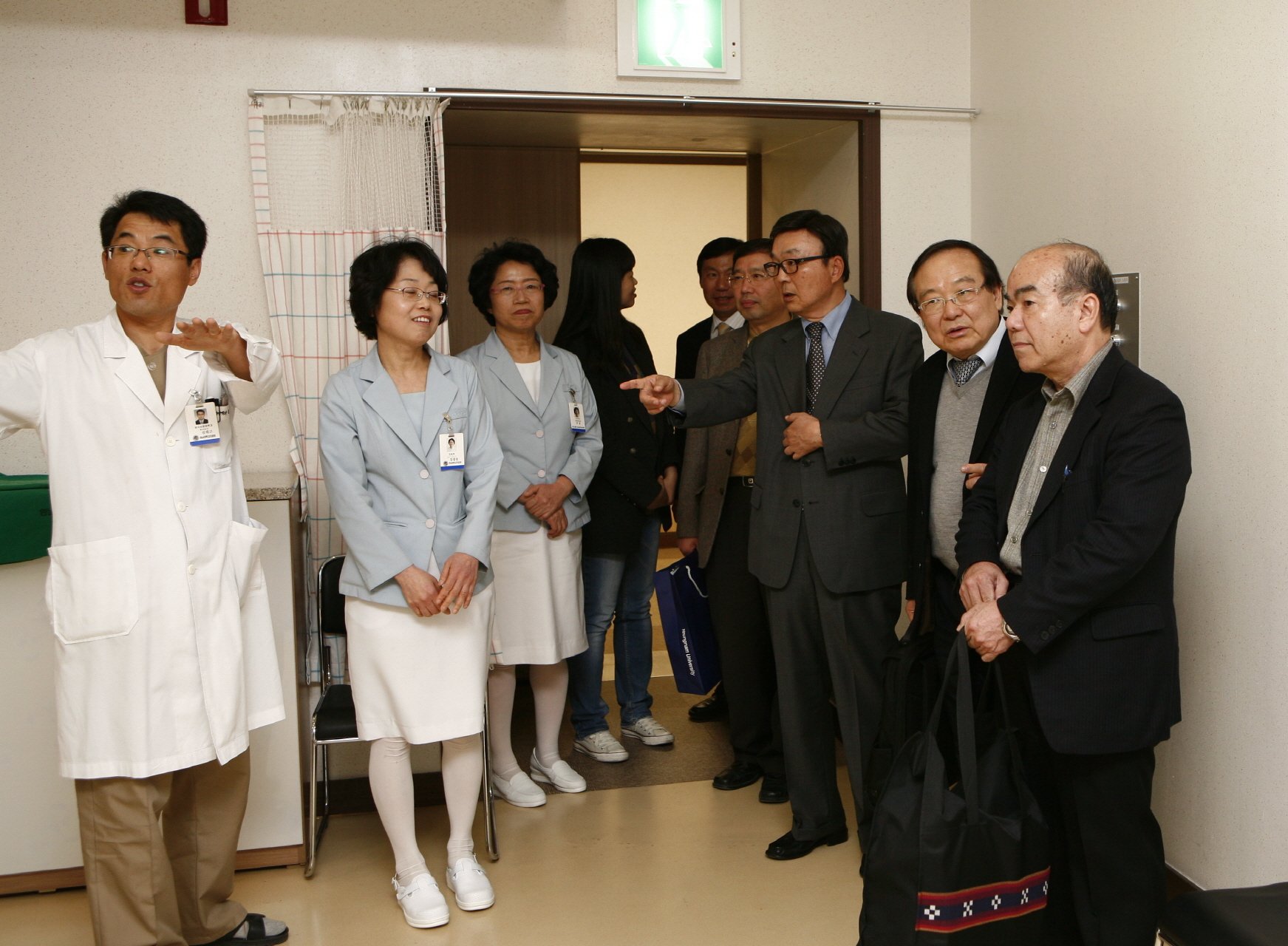 일본 메이오국립대학 부총장 일행 병원 방문, 2013년 3월 22일 오후 4시, 의료원장실에서 환담 후 각 진료부서 견학
