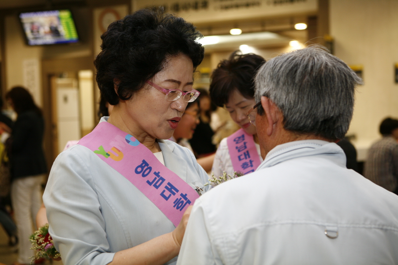어버이날 맞이 ‘효도 카네이션 달아드리기’ 이벤트 개최, 2013년 5월 8일 오전 9시, 1층 로비 및 1~2층 각과 외래, 백영회 주최