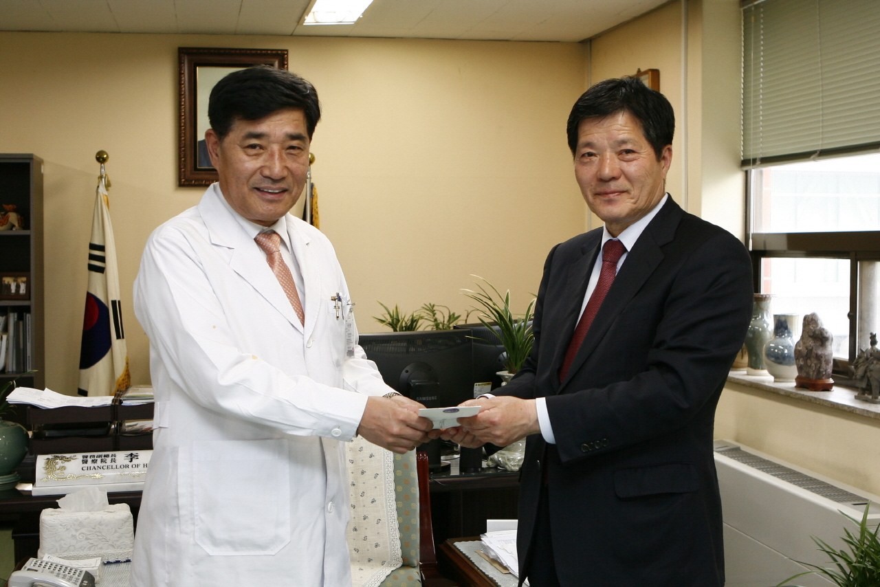 영남대학교 총동창회, 영남대학교의료원 발전기금 전달, 2013년 5월 9일 오후 3시, 의료원장실, 후원금 2천5백만원 기탁